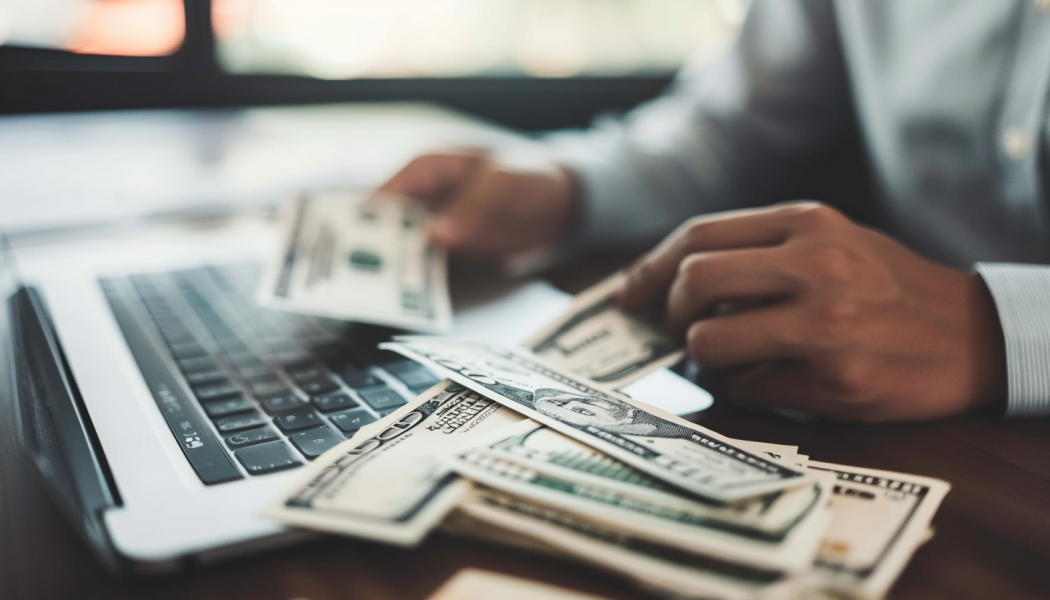 Factores clave que afectan el tipo de cambio al comprar o vender dólares